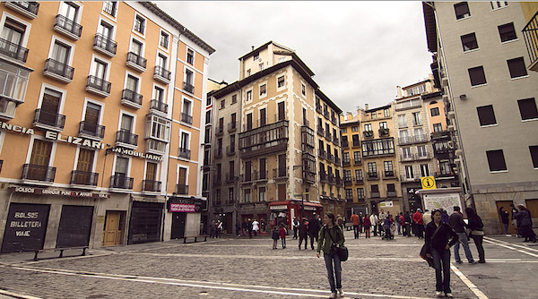 Un viaje de un día a Pamplona desde San Sebastián estaría incompleto sin una sesión de fotos en la Plaza Consistorial.