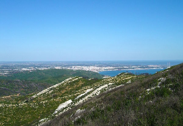 Si tiene acceso a un automóvil, no se pierda el parque natural Serra da Arrábida en una excursión de un día a Setúbal.