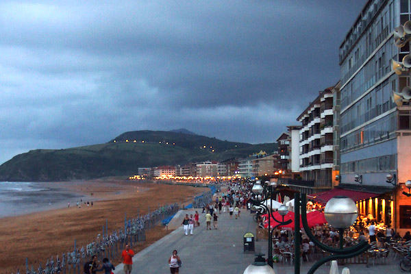 La ciudad costera de Zarautz es una de las mejores excursiones de un día desde San Sebastián.