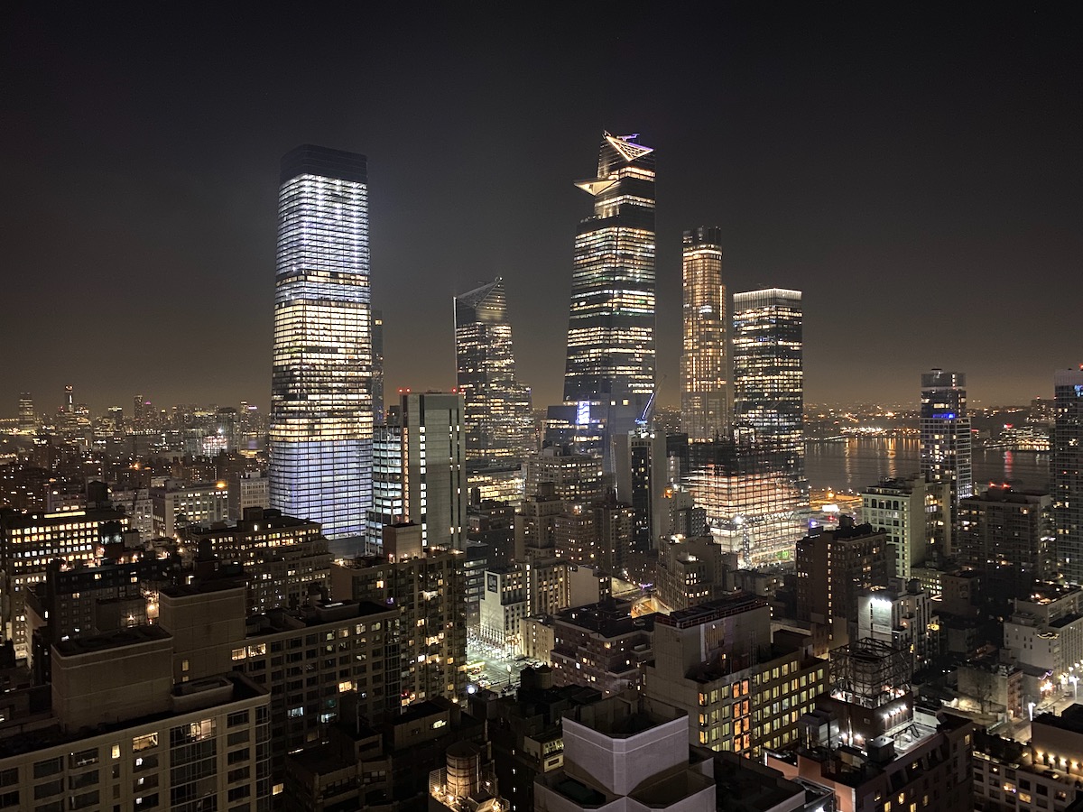 Una vista del horizonte de Manhattan iluminada por la noche.