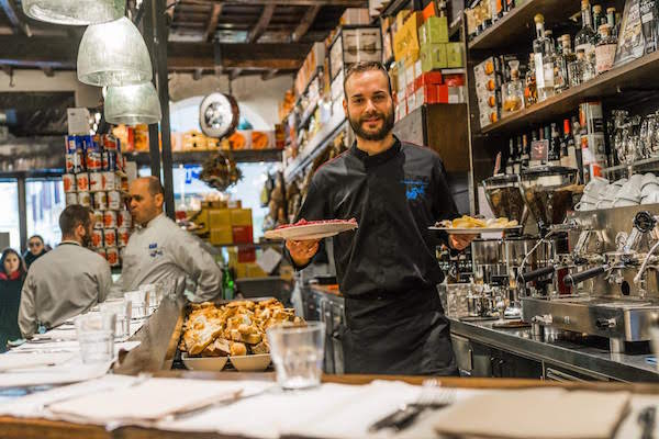 Delis en Roma son lugares de reunión para los miembros de la comunidad.