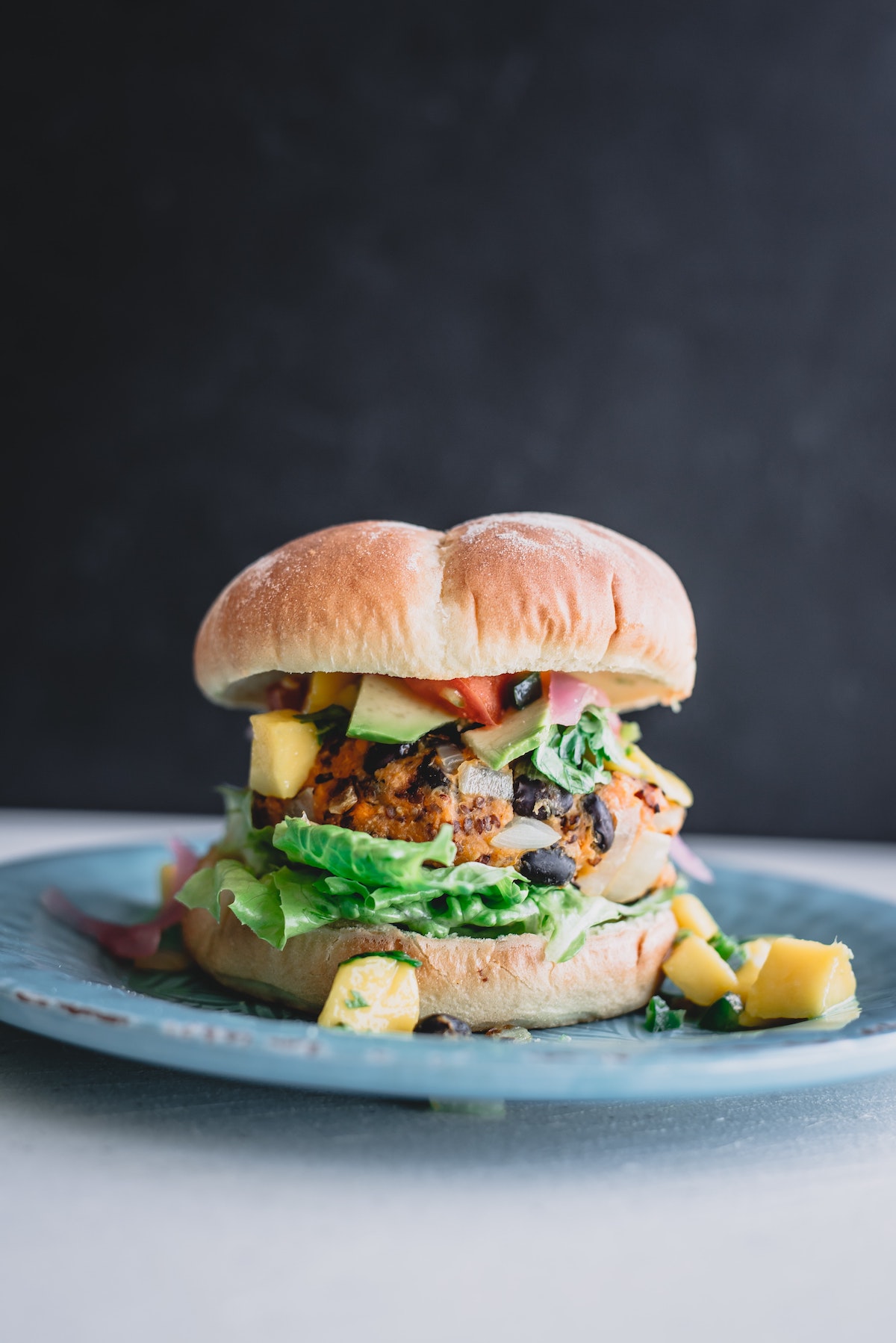 Primer plano de una hamburguesa vegetariana cargada en una placa azul