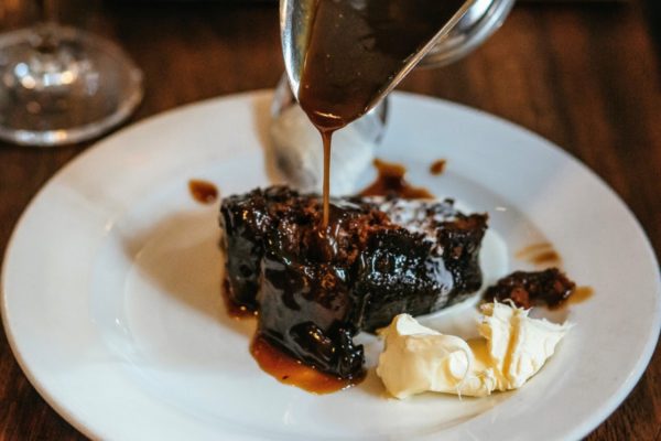 Comer budín de caramelo pegajoso en Hawksmoor es una de nuestras cosas favoritas para hacer en Londres por la noche.