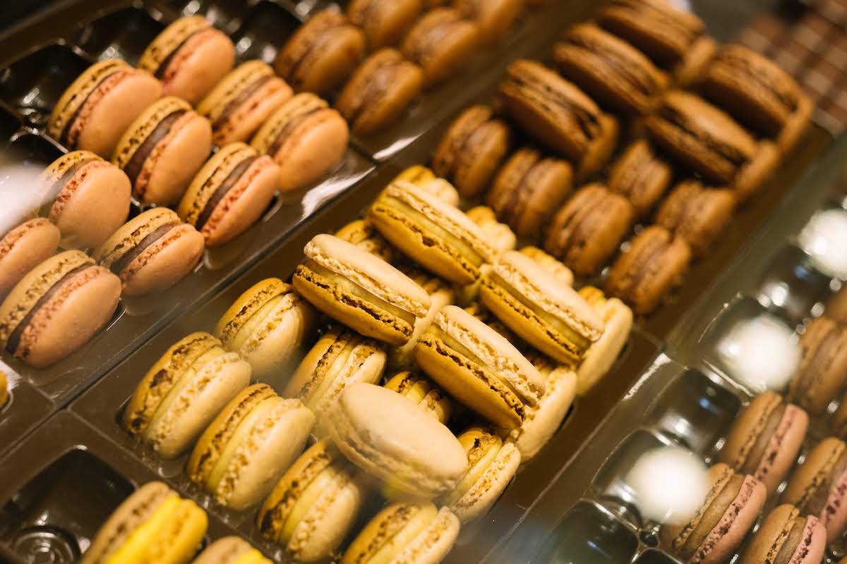 Los macarons son solo uno de los muchos dulces que probaremos en un recorrido gastronómico por París con niños.