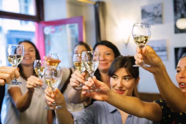 No pase por alto los grandes vinos blancos en los mejores lugares para comprar vino en París.