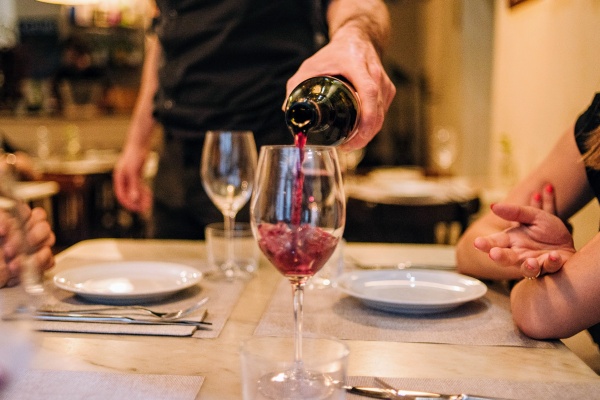 Vino tinto en el tour de cata de vinos Devour Paris