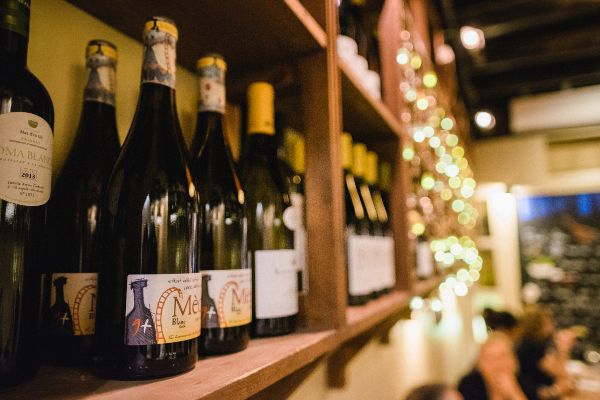 El bar de vinos de elección en el tour de cata de vinos Devour Paris