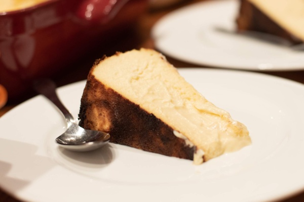 Platos de cheesecake vasco quemado