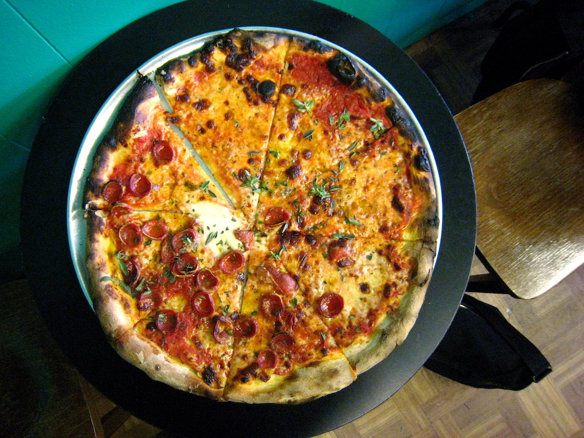 Una fotografía cenital de una pizza redonda