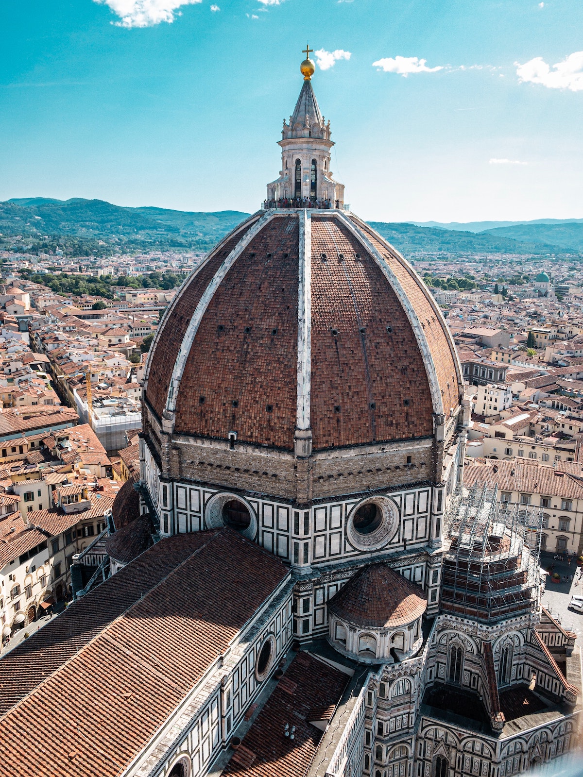 Cerca de una cúpula de catedral roja con la ciudad de Florencia, Italia, en el fondo