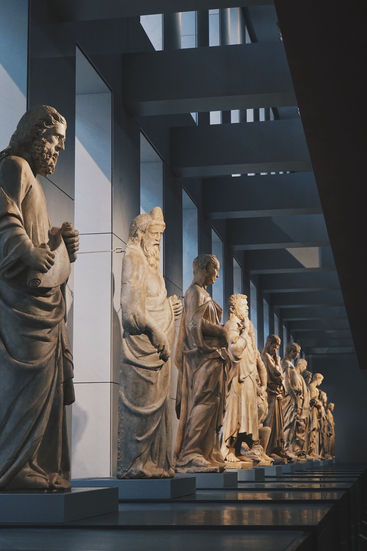 Estatuas de piedra blanca de hombres dentro de un museo