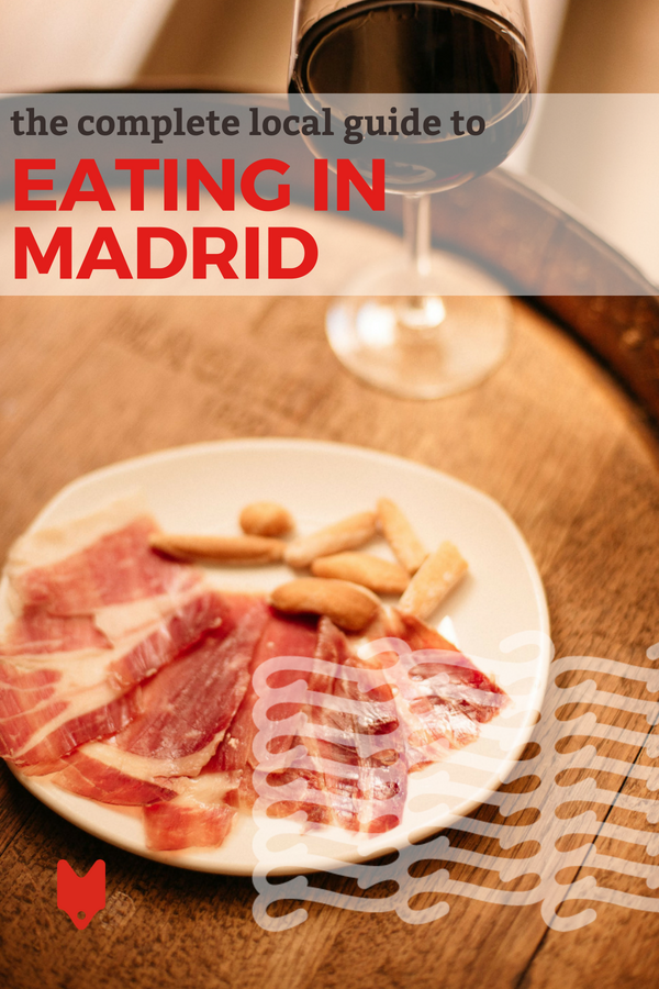 Hay algunas cosas que debes saber si quieres comer como un madrileño. ¿Cuáles son los horarios habituales de las comidas? ¿Dónde puedes encontrar la mejor comida? ¿Qué significa salir de tapas? Si te estás haciendo alguna de esas preguntas, consulta nuestra guía llena de consejos sobre comida, tapas, bares y restaurantes de Madrid, ¡como un local! #foodie #tapas #foodblog #travel #travelguides #spain #europe