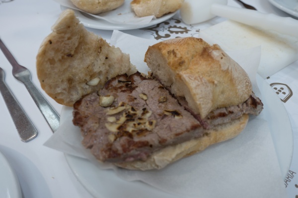 Sándwich de bifana, la manera perfecta de comer como un local en Lisboa