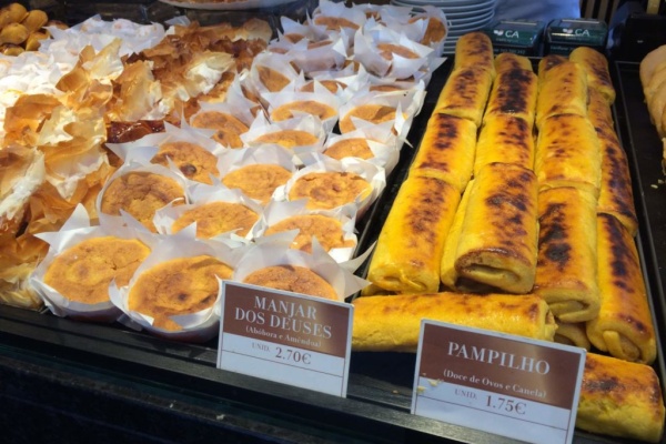 Pasteles en exhibición en Pastelaria Alcoa en Chiado, Lisboa