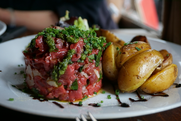 Para comer como un local en París y ahorrar dinero al mismo tiempo, vaya con el menú de precio fijo.