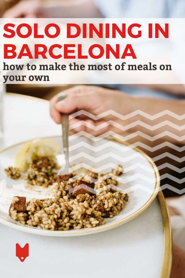 Cómo navegar comiendo solo en Barcelona como viajero solo.