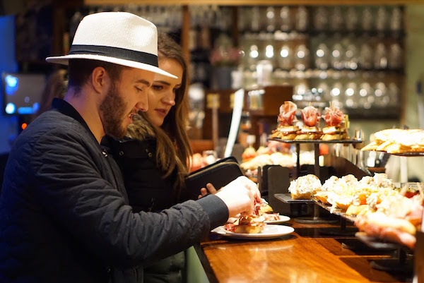 ¡Todavía puedes arrastrar pintxos en San Sebastián cuando llueve!