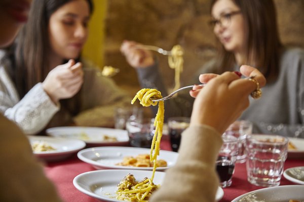Grupo de personas comiendo pasta