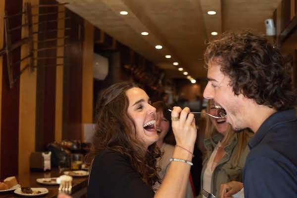 Una de nuestras cosas favoritas para hacer en San Sebastián en octubre (¡o en cualquier época del año!) es descubrir la increíble cultura gastronómica de la ciudad. ¡Estamos hablando de bares de pintxos, restaurantes con estrellas Michelin y todo lo demás!