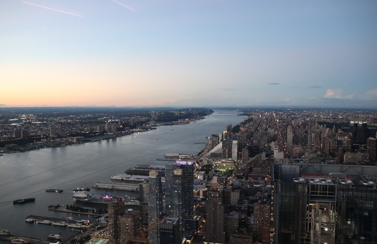 Una vista de la ciudad de Nueva York y el río visto desde arriba al atardecer.