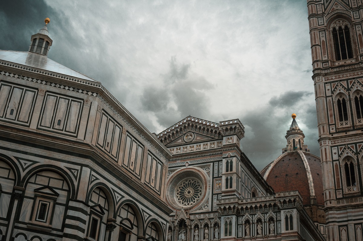 La parte superior del Duomo de Florencia con nubes de lluvia en el fondo