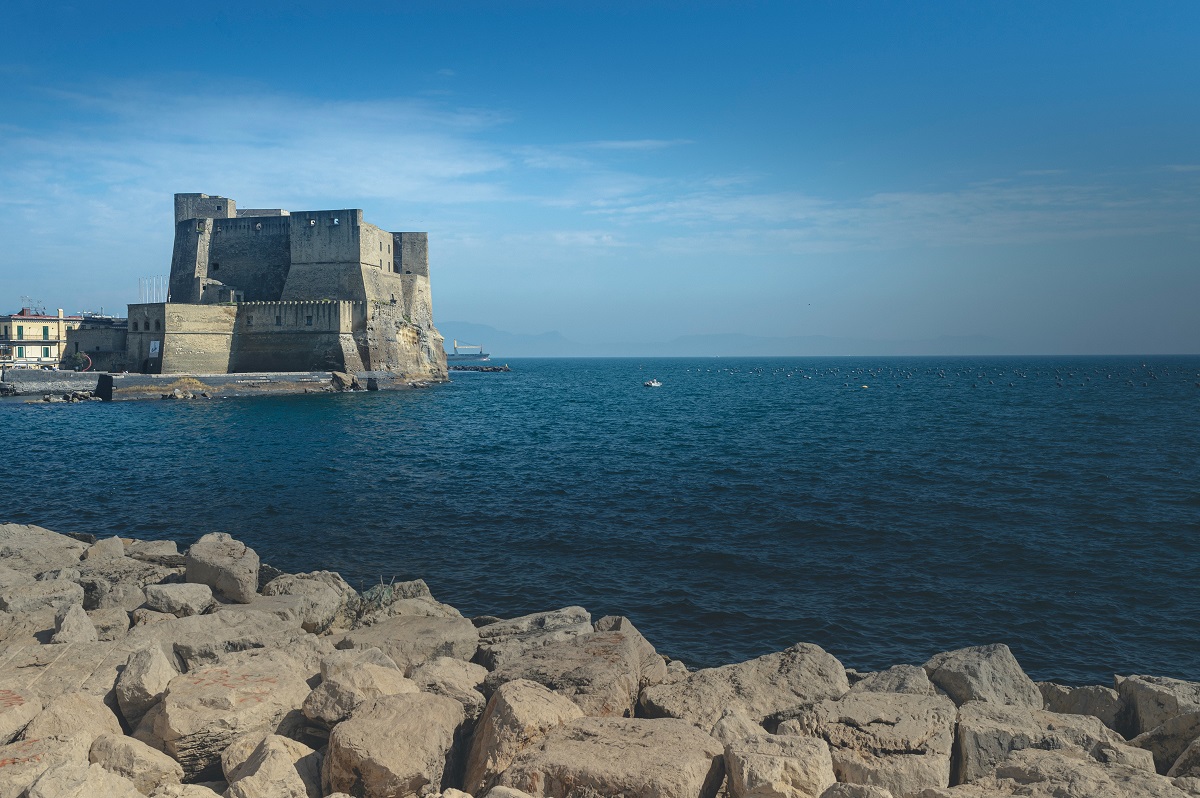 El famoso Castel dell'Ovo de Nápoles rodeado por el mar