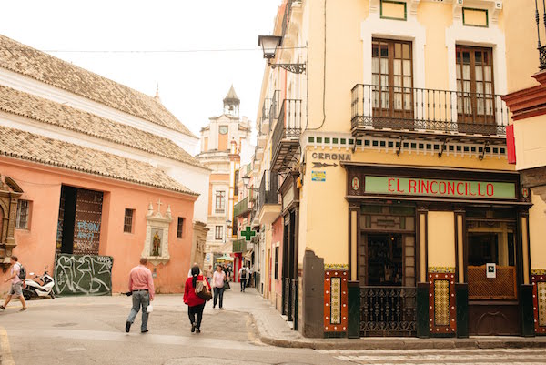 El Rinconcillo es uno de los mejores restaurantes para abrir hasta tarde en Sevilla, ¡y el bar más antiguo de la ciudad también!