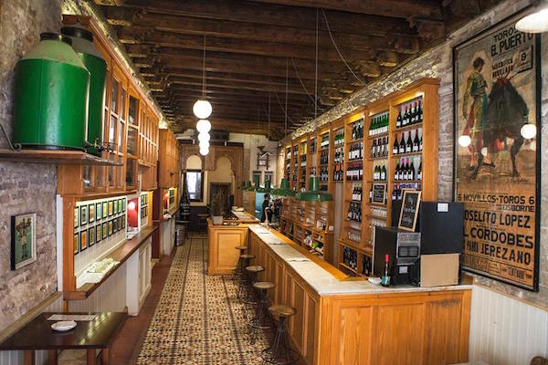 ¡Una de las mejores cosas que hacer en Jerez es visitar un tabanco! Este especial bar se originó en Jerez en el siglo XVII y todavía quedan algunos en el centro de la ciudad. ¡Visita un tabanco para hacer estallar cerezas y disfrutar de tapas al estilo de Jerez!