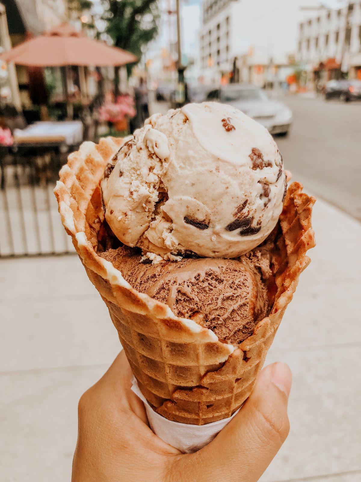 helado marrón y beige en un cono de galleta