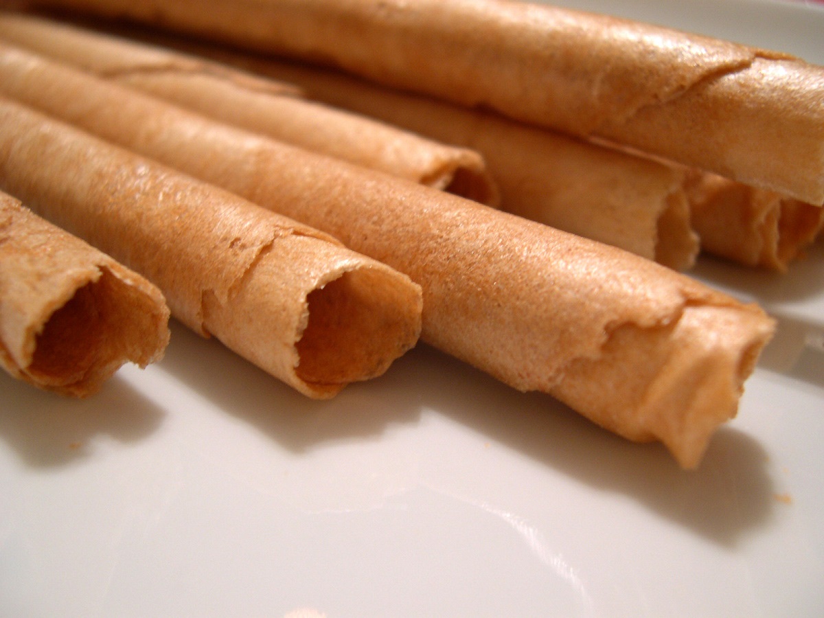 Se cosen varios rollos de nueles, que son palitos largos y delgados de obleas crujientes.