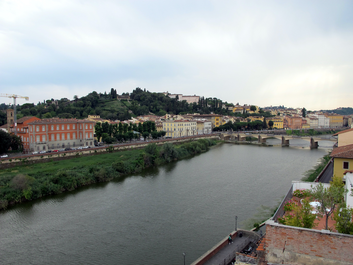 Vista del río Arno en Florencia desde un bar en la azotea