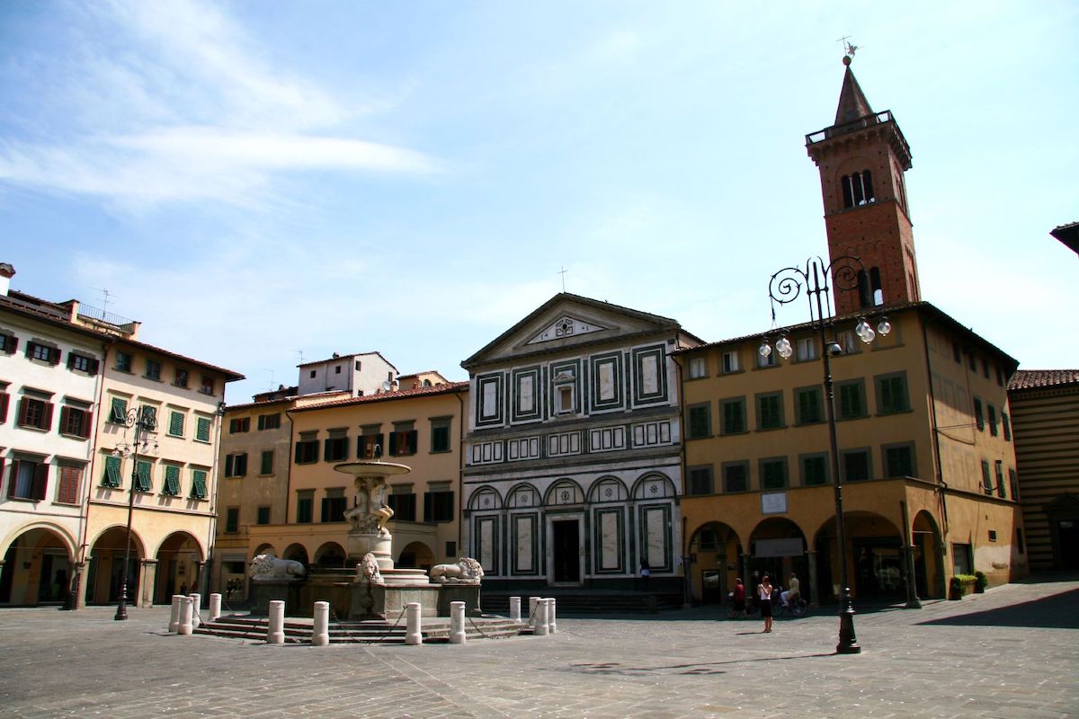 Plaza de la ciudad medieval en Empoli, Italia