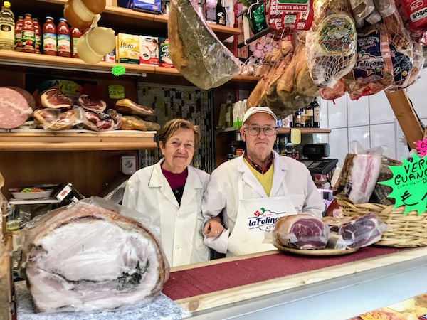 Enzo y Lina en su puesto del mercado en Roma