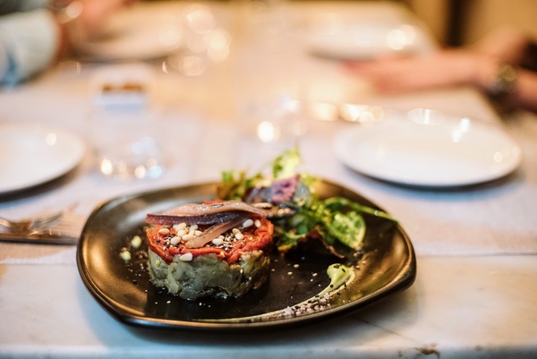 Aprender el vocabulario de la comida catalana significa acostumbrarse a platos familiares como la escalivada.