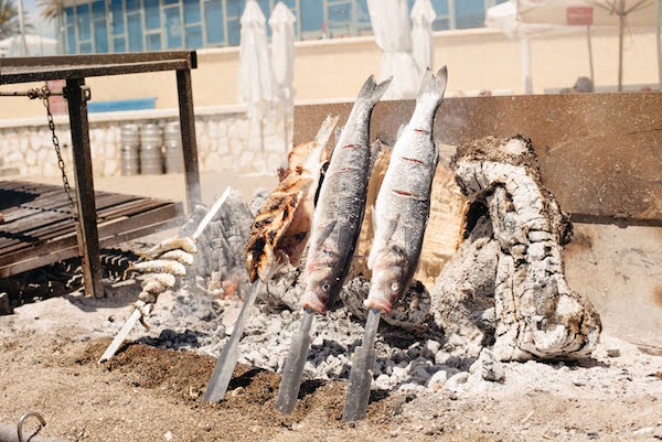 Si quieres disfrutar de una de las tapas más singulares de España, acércate a Málaga y prueba los espetos. ¡Estos pececitos se asan a la parrilla en un bote!