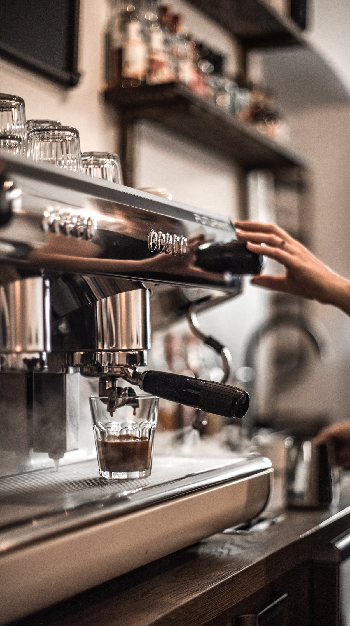 Café expreso en una pequeña taza de vidrio