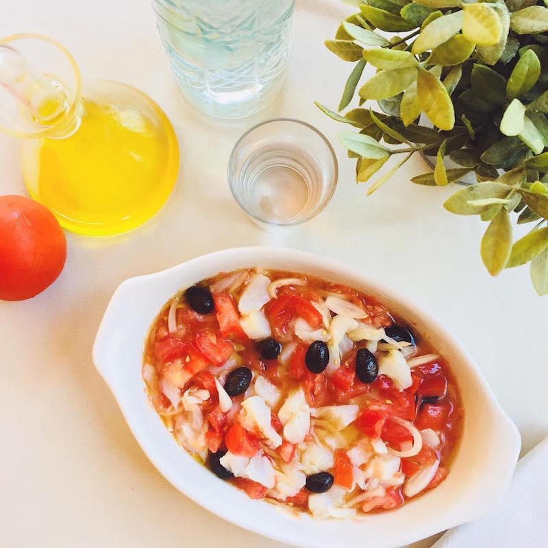 Una de nuestras mejores experiencias gastronómicas es definitivamente comer esqueixada en Barcelona. ¡Es tan refrescante!