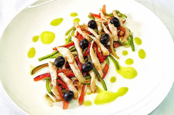 La mejor esqueixada de Barcelona se elabora únicamente con los ingredientes más frescos.