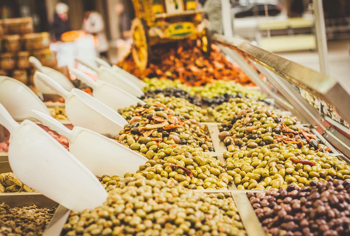 Bandejas de aceitunas en un mercado de alimentos en Venecia.