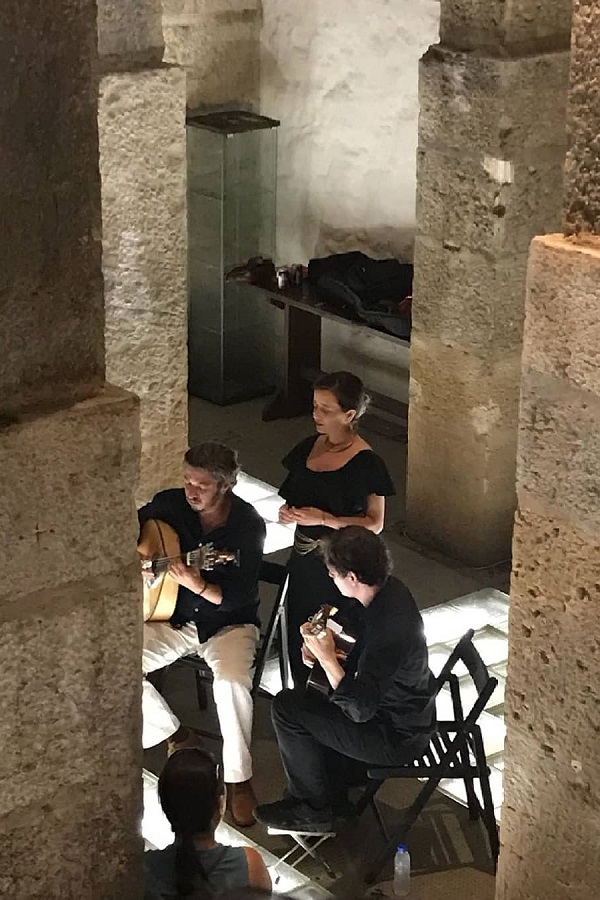 Puedes ver el mejor fado que Lisboa tiene para ofrecer en las sesiones semanales de Real Fado, como esta en Reservatório Patriarcal.