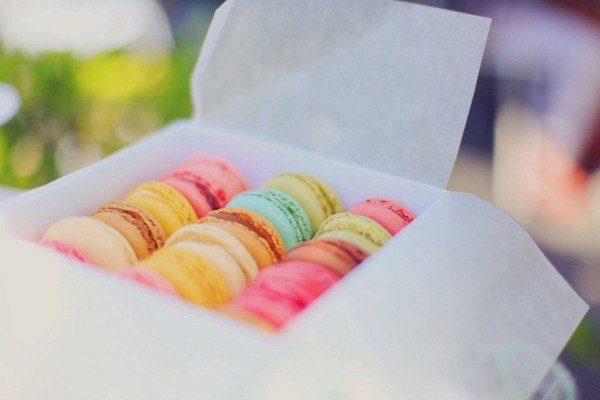 Los macarons se encuentran entre las comidas más famosas de París por una buena razón. ¡Son deliciosos Y fotogénicos!