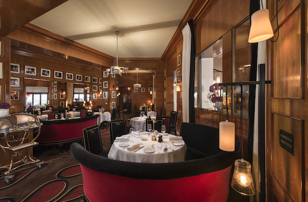 Cuando se habla de restaurantes famosos en París, Le Fouquet's es imprescindible.