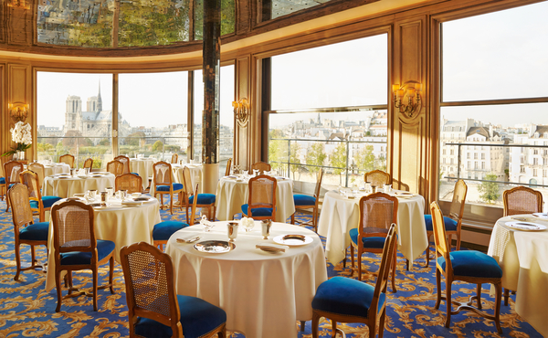 La Tour d'Argent es uno de los restaurantes más famosos de París. Su comedor cuenta con una gran vista de Notre-Dame.