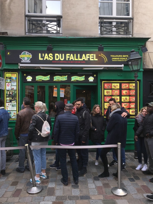L'As du Falafel es uno de los restaurantes de comida para llevar más famosos de París, con filas que a menudo salen por la puerta.