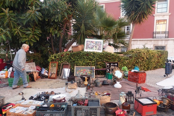 Feira da Ladra es el mercado de pulgas más antiguo de Lisboa y tiene lugar todos los martes y sábados. ¡Las compras únicas en Lisboa son imprescindibles!