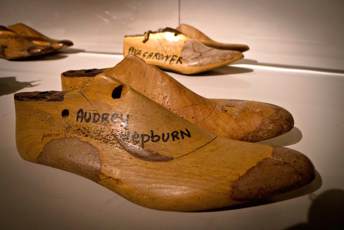 Modelos de madera de zapatos marcados con el nombre de Audrey Hepburn
