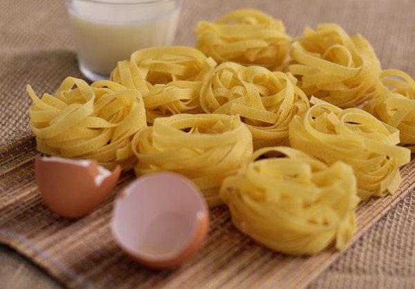 Fideos fettuccine antes de ser cocinados