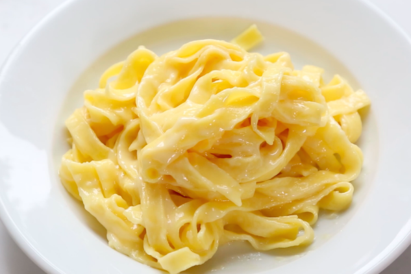 El original fettuccine Alfredo, elaborado con queso parmesano, pimienta y mantequilla.