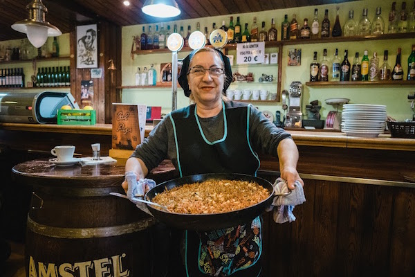 Cal Papi tiene algunas de las mejores fideuas de Barcelona, ​​¡preparadas con mucho cariño por la mismísima Mama Carmen!