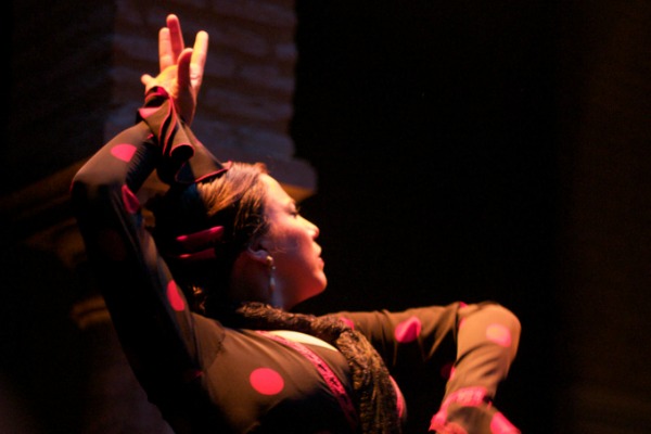Un bailarín demuestra los complejos movimientos de las manos que se requieren para bailar flamenco mientras actúa en el Museo del Baile Flamenco, un museo en Sevilla perfecto tanto para los aficionados al flamenco como para los recién llegados.
